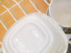 Nooit meer natte plastic bakjes uit de vaatwasser: met deze simpele truc worden ze wél droog