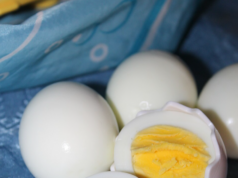 Voeg deze druppel toe aan kokend water en je pel je eieren in 1 seconde