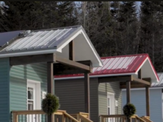 Miljonair verandert levens: 99 tiny houses voor daklozen in zijn stad – bekijk de miniwijk van binnen