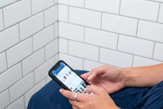 Neem je je telefoon mee naar het toilet? 7 vieze redenen om daar vandaag nog mee te stoppen