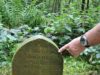 Wandelaar stuit op eeuwenoude grafsteen in het bos: de inscriptie laat hem in tranen achter