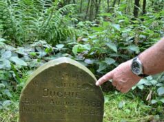 Wandelaar stuit op eeuwenoude grafsteen in het bos: de inscriptie laat hem in tranen achter