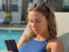 Leg die smartphone weg: reddingsbrigade waarschuwt ouders voor gevaar bij het water
