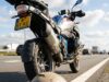 Helm achter een geparkeerde motor? dit levensreddende signaal mag je niet negeren