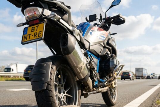 Helm achter een geparkeerde motor? dit levensreddende signaal mag je niet negeren