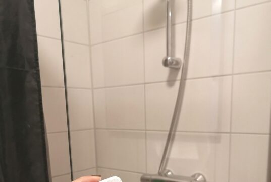 Binnen 10 minuten een kalkvrije douche: de goedkope hack zonder schrobben die echt werkt