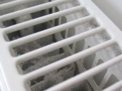 Zo maak je je radiator supersnel stofvrij met je oude panty