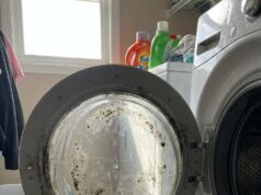 Laat je de wasmachinedeur open of dicht? Dit is de fout die voor stank en schimmel zorgt