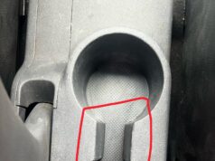 De verborgen functie van het randje tussen je bekerhouders in je auto
