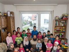 Vader met 32 kinderen en drie vrouwen: zóveel kinderbijslag ontvangt dit gezin per maand